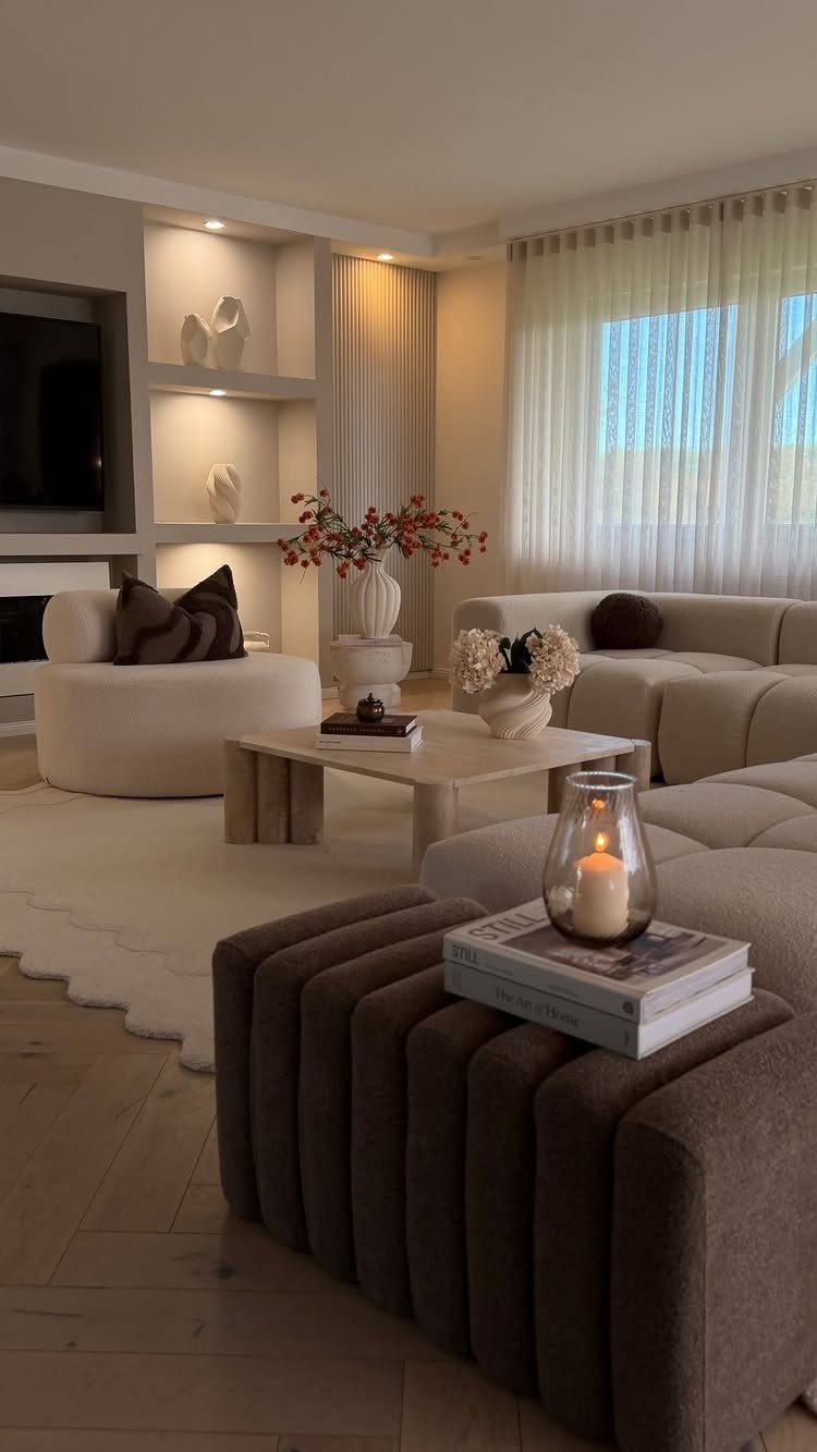 Interior Design Minimalist: 15 Ideas for Clean, Simple Spaces 2 Minimalist living room with neutral beige and cream furniture and soft natural lighting.